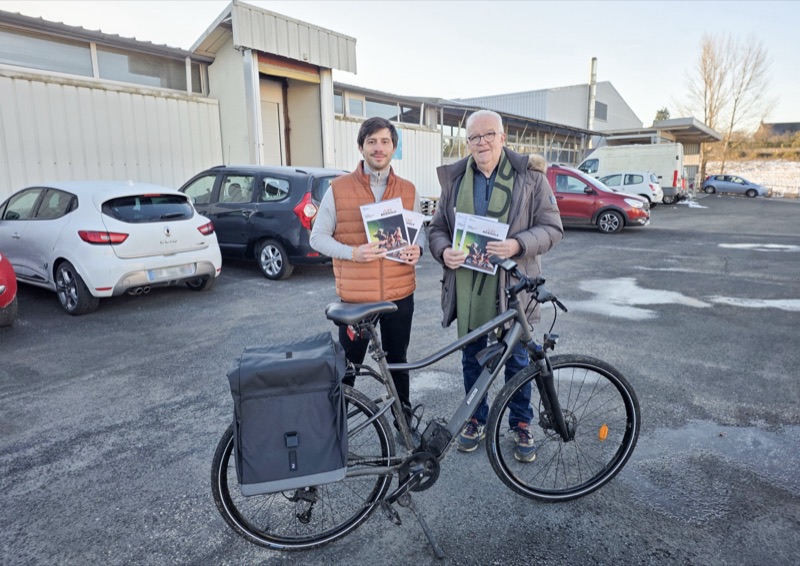 Pierre-Étienne Clergue remet le bulletin municipal en mairie de Bozouls, avec le maire Jean-Luc Calmelly