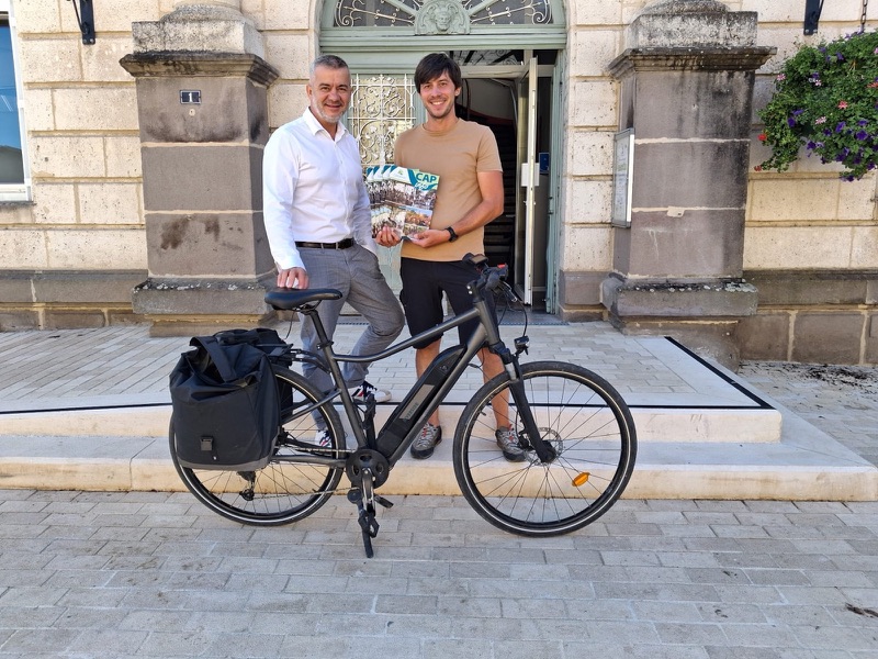 Pierre-Étienne Clergue remet le bulletin municipal en mairie de Capdenac-Gare, avec le maire Christophe Pourcel