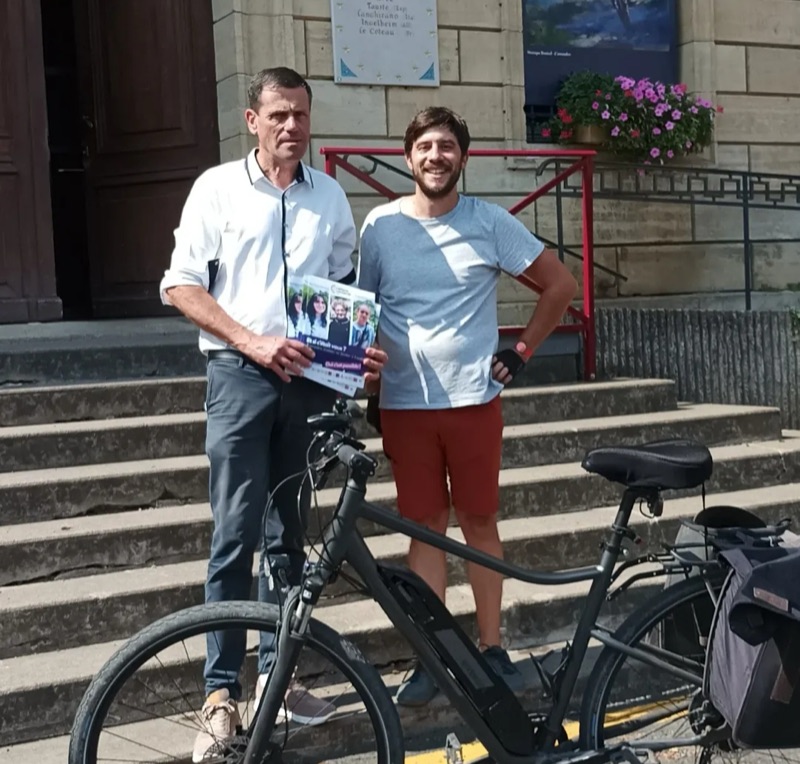 Pierre-Étienne Clergue remet le bulletin municipal en mairie de Espalion