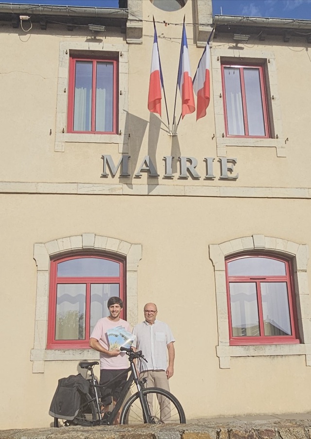 Pierre-Étienne Clergue remet le bulletin municipal en mairie de Luc-la-Primaube, avec le maire Alain Cisternino