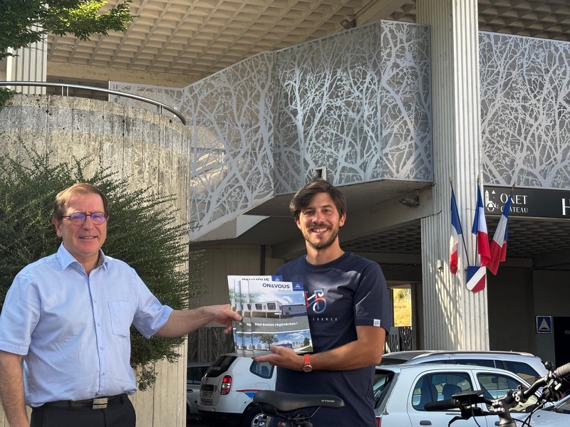 Pierre-Étienne Clergue remet le bulletin municipal en mairie de Onet-le-Château