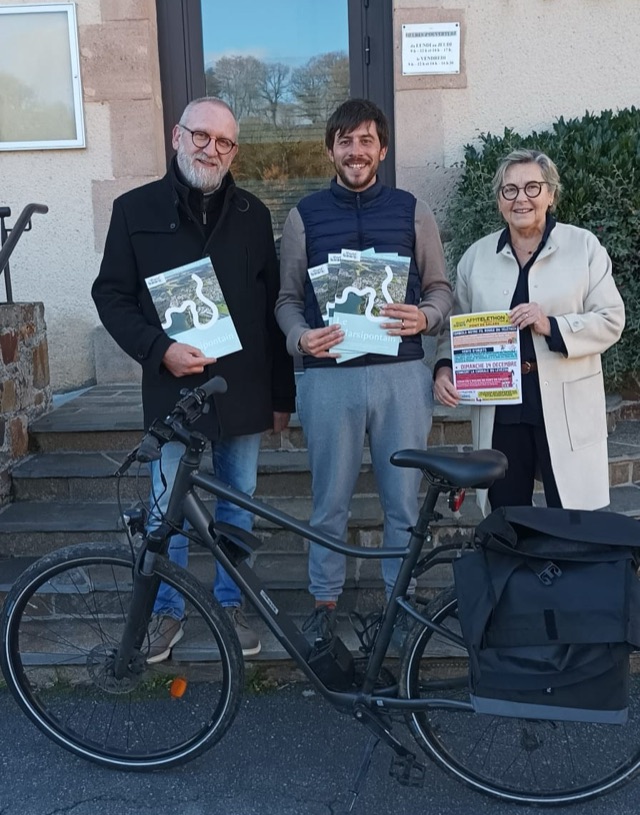 Pierre-Étienne Clergue remet le bulletin municipal en mairie de Pont-de-Salars