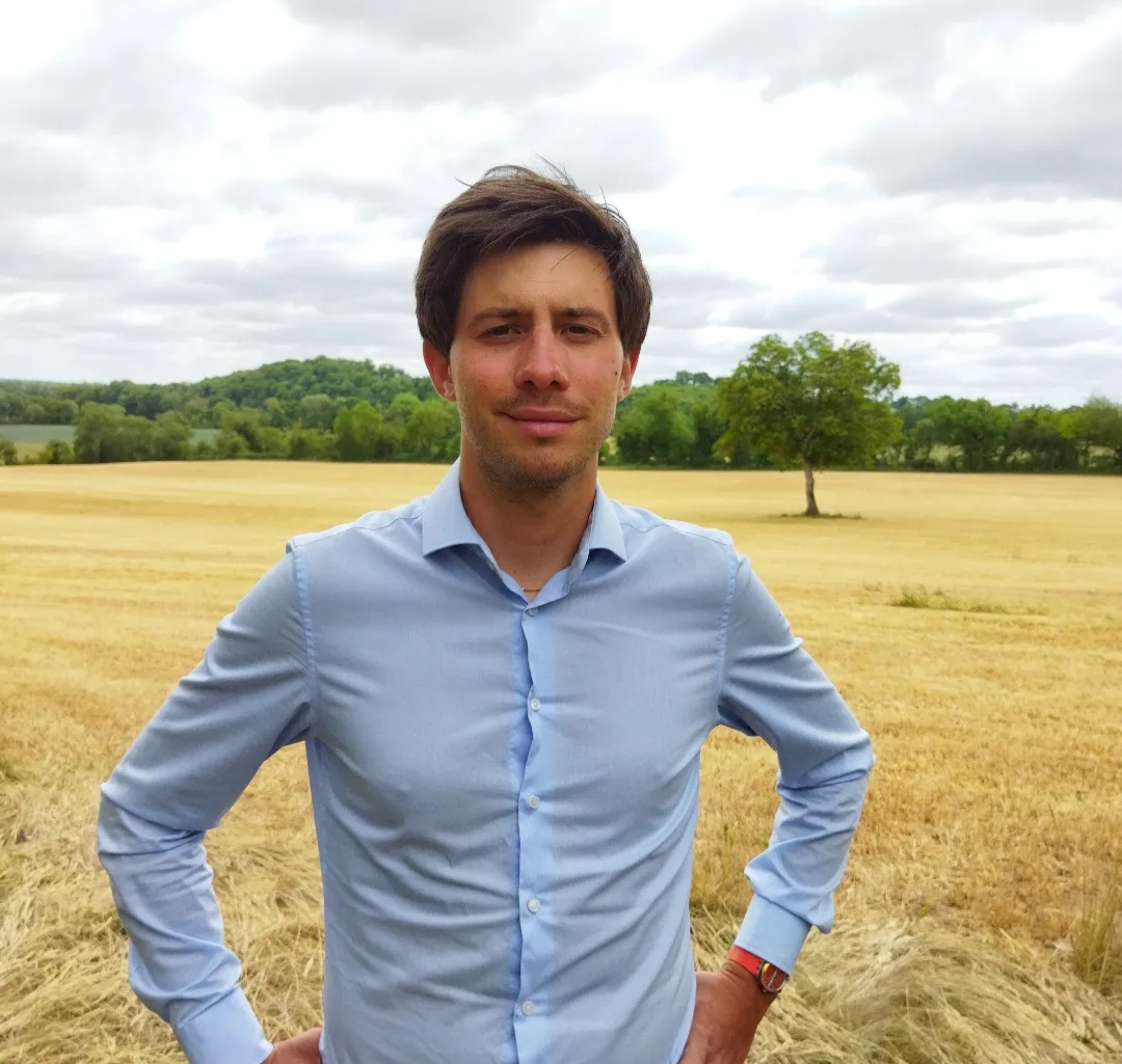 Pierre-Étienne Clergue, fondateur de CDiffusion, dans un champ en Aveyron